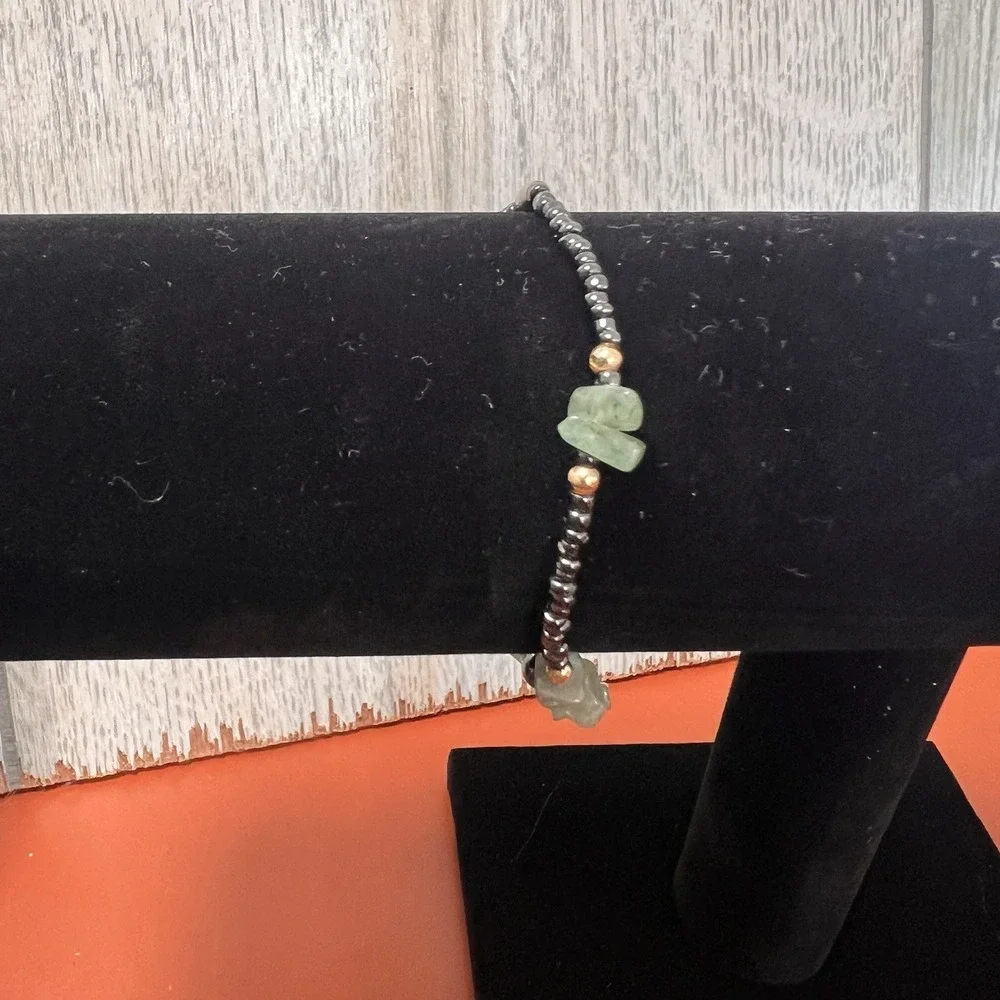 Silver Tone & Green Stone Chip Metal Beaded Bracelet 7 3/4